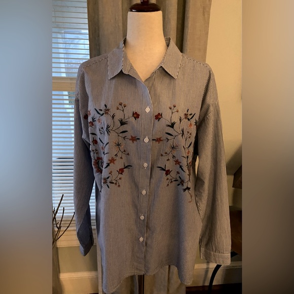 beachlunchlounge Tops - Beach Lunch Lounge Pinstripe Button Down Shirt w Embroidered Flowers, size XL